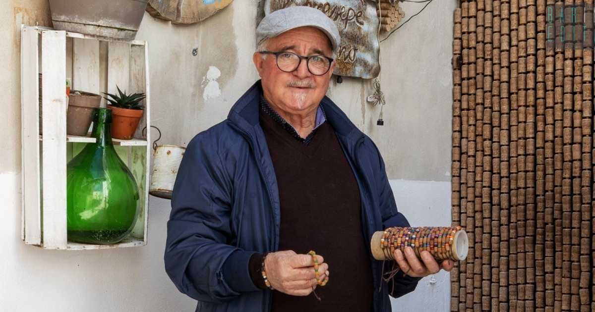 Dai bracciali con i noccioli delle olive ai presepi in legno: � l'arte "made in Bitetto" di Mino